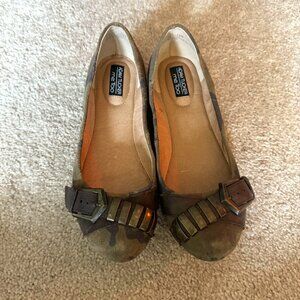 Adam Tucker Me Too Army Green Camo Flats (Size 7.5)